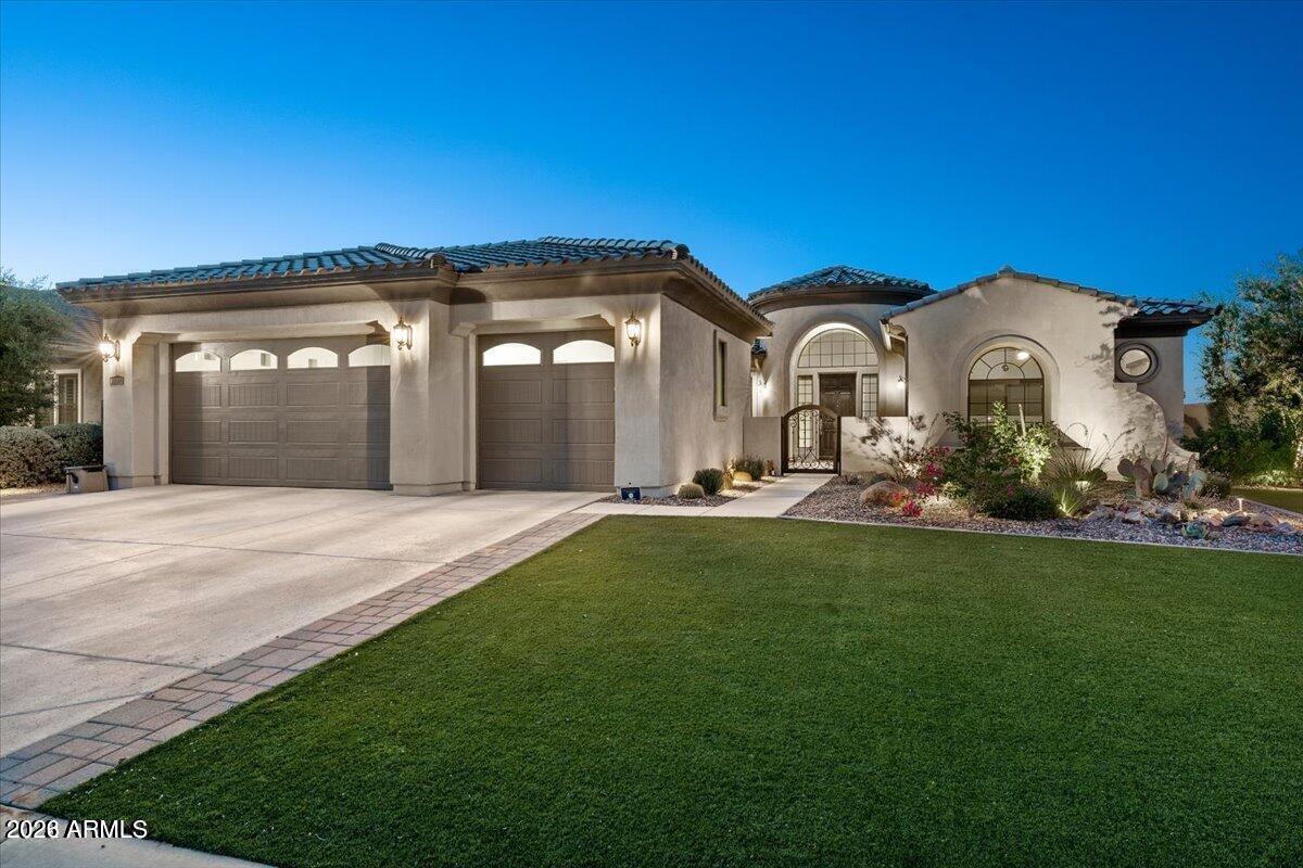 2538 E RAVENSWOOD Drive