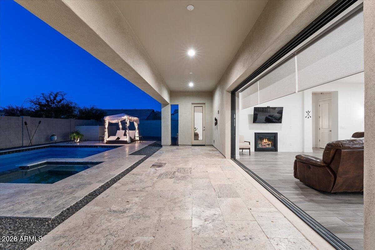 2538 E RAVENSWOOD Drive