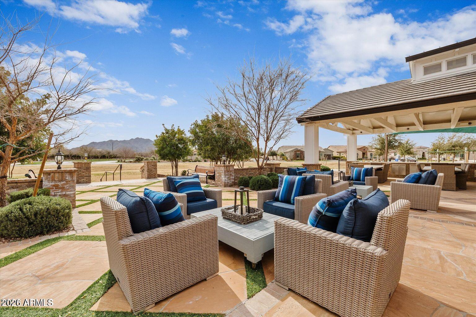 2538 E RAVENSWOOD Drive