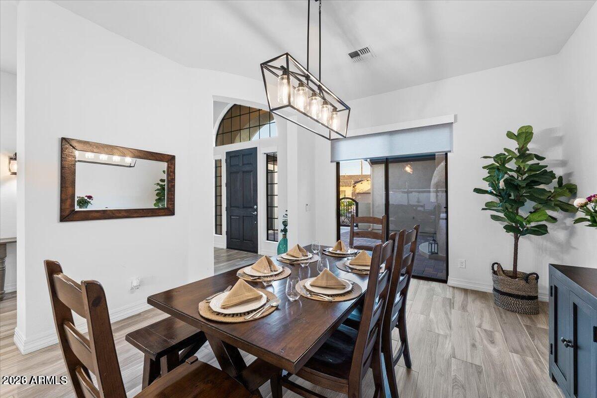2538 E RAVENSWOOD Drive
