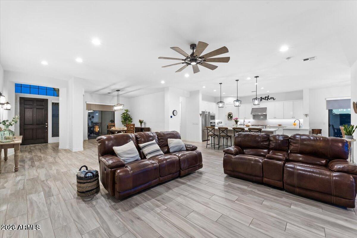2538 E RAVENSWOOD Drive
