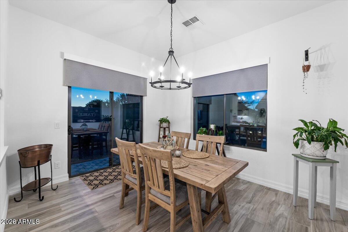 2538 E RAVENSWOOD Drive