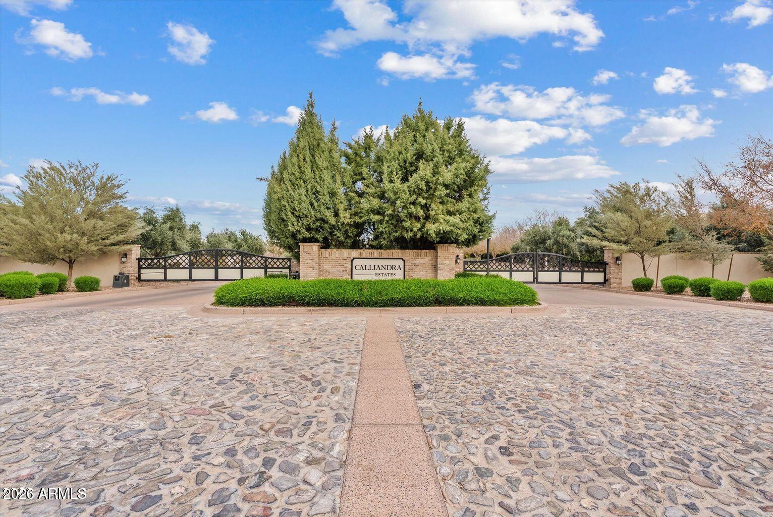 2538 E RAVENSWOOD Drive