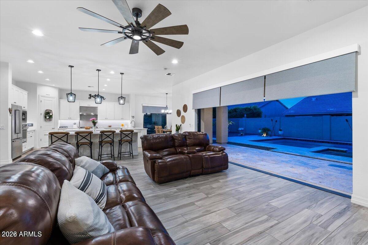 2538 E RAVENSWOOD Drive