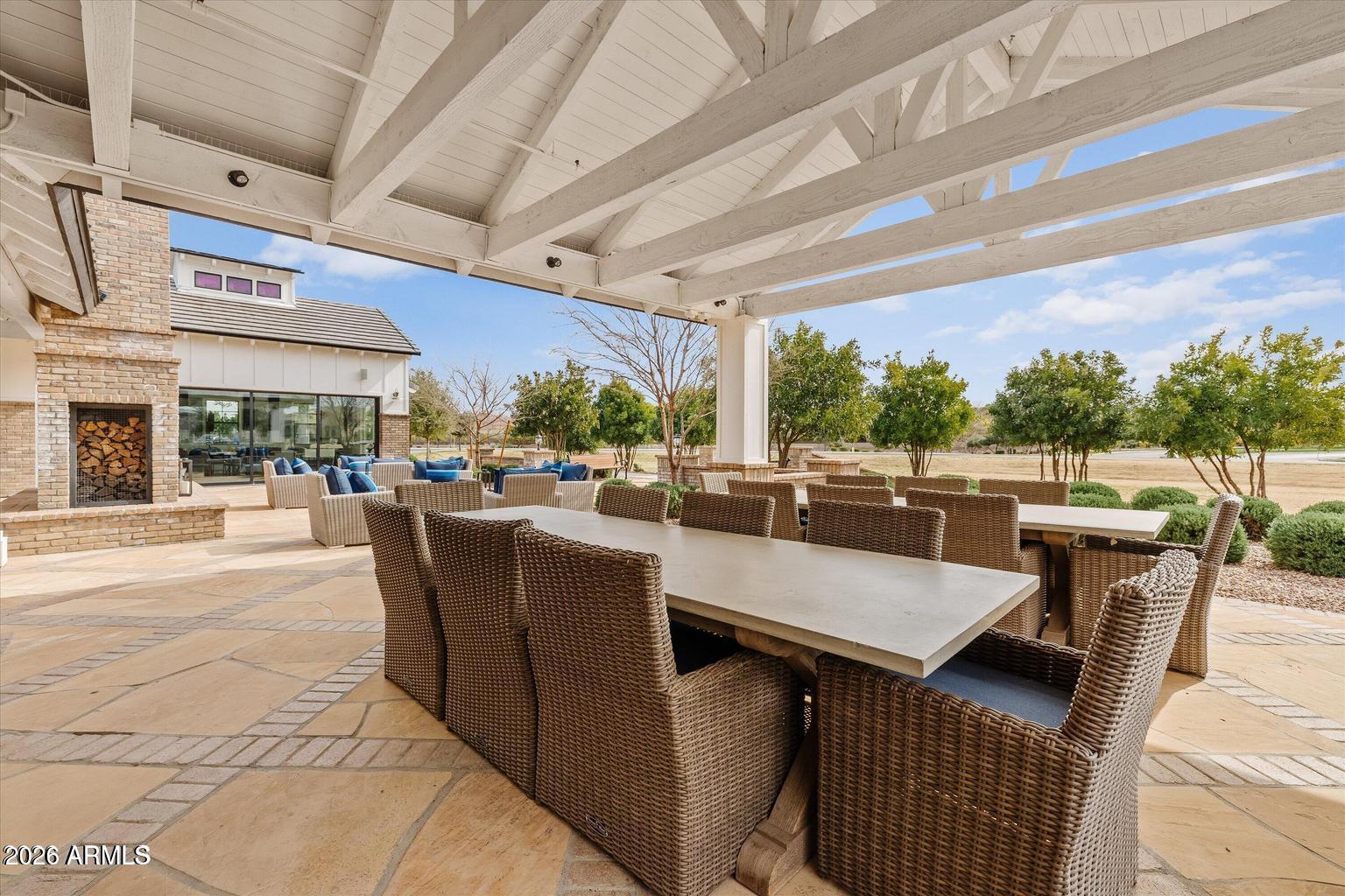 2538 E RAVENSWOOD Drive