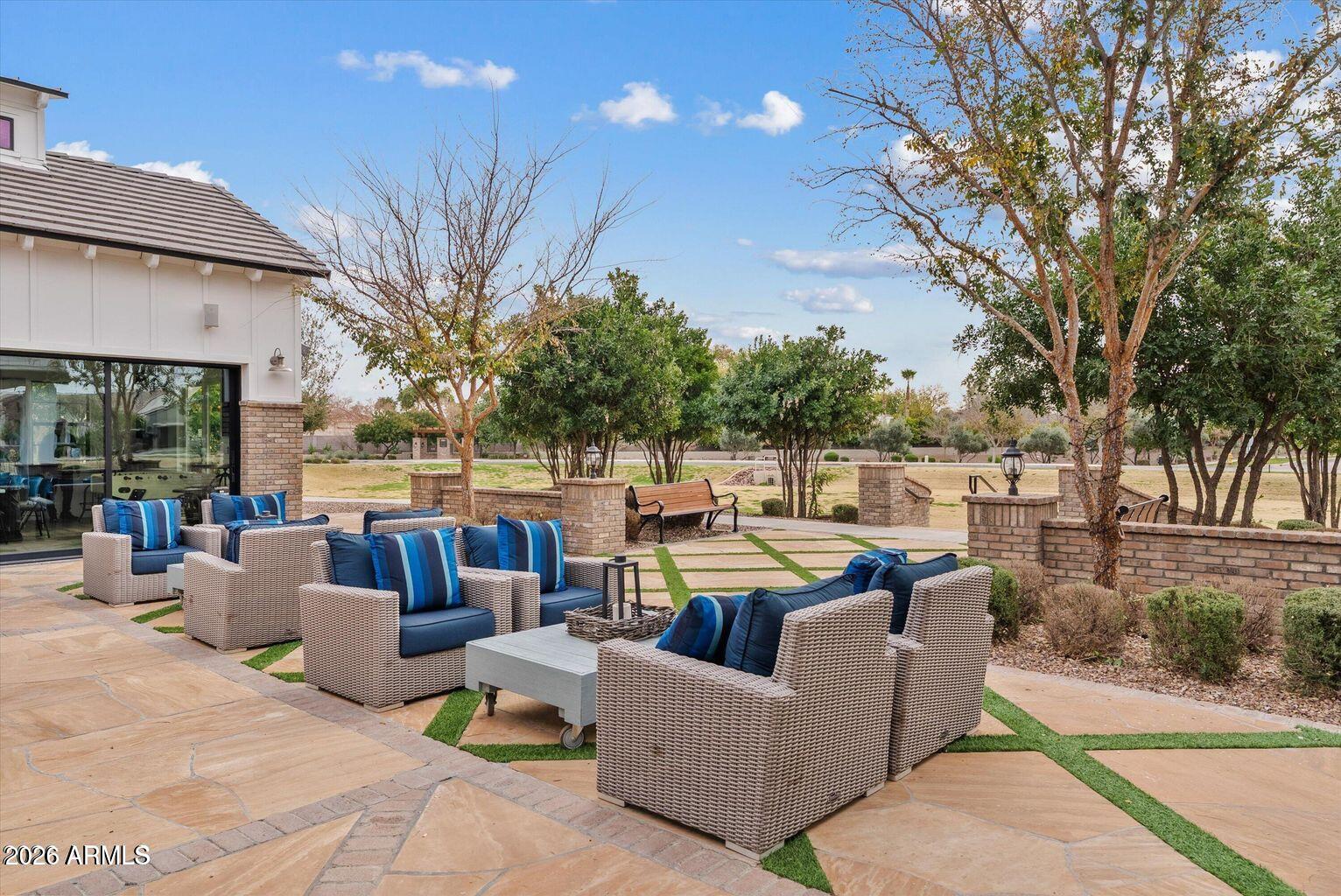 2538 E RAVENSWOOD Drive