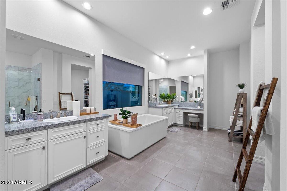 2538 E RAVENSWOOD Drive