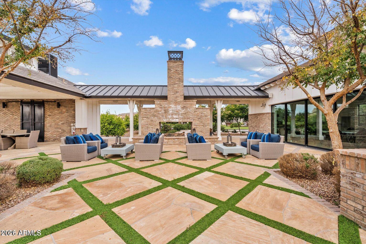 2538 E RAVENSWOOD Drive