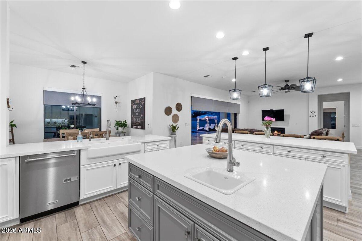 2538 E RAVENSWOOD Drive