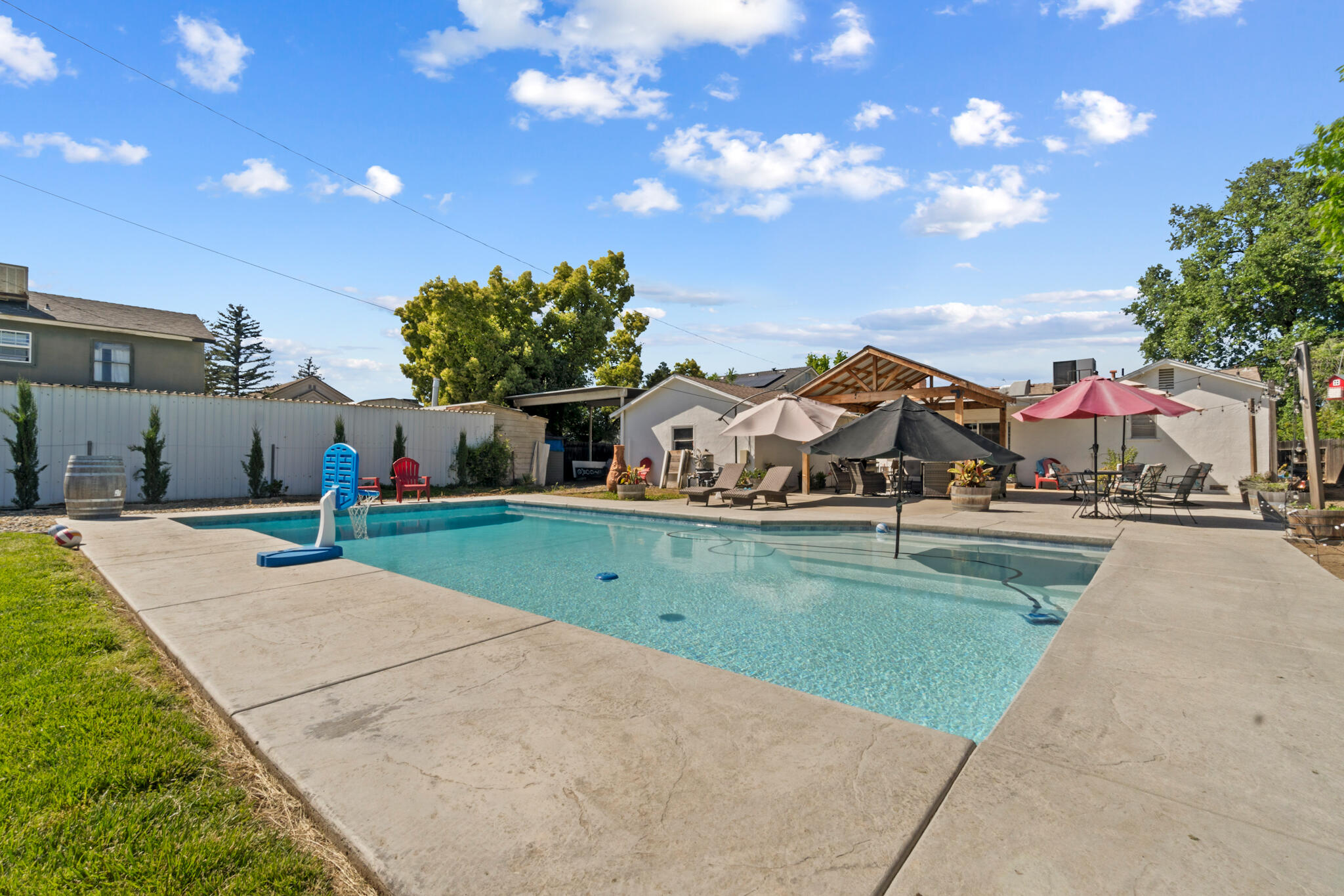 809 E Cross Avenue