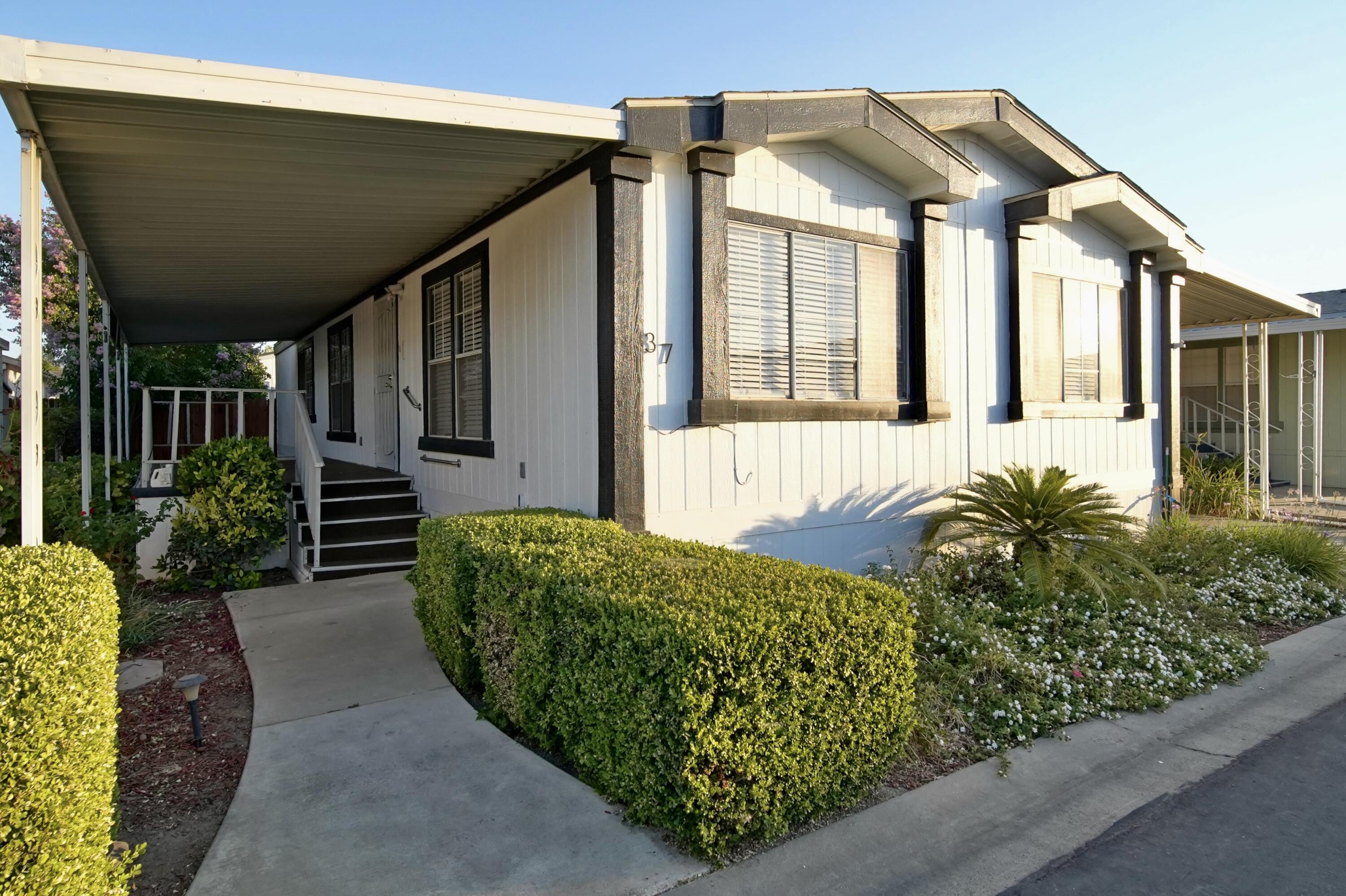2459 N Oaks Street, 37