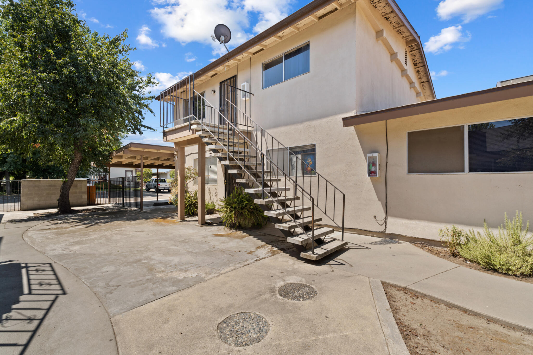 915 W Oak Avenue