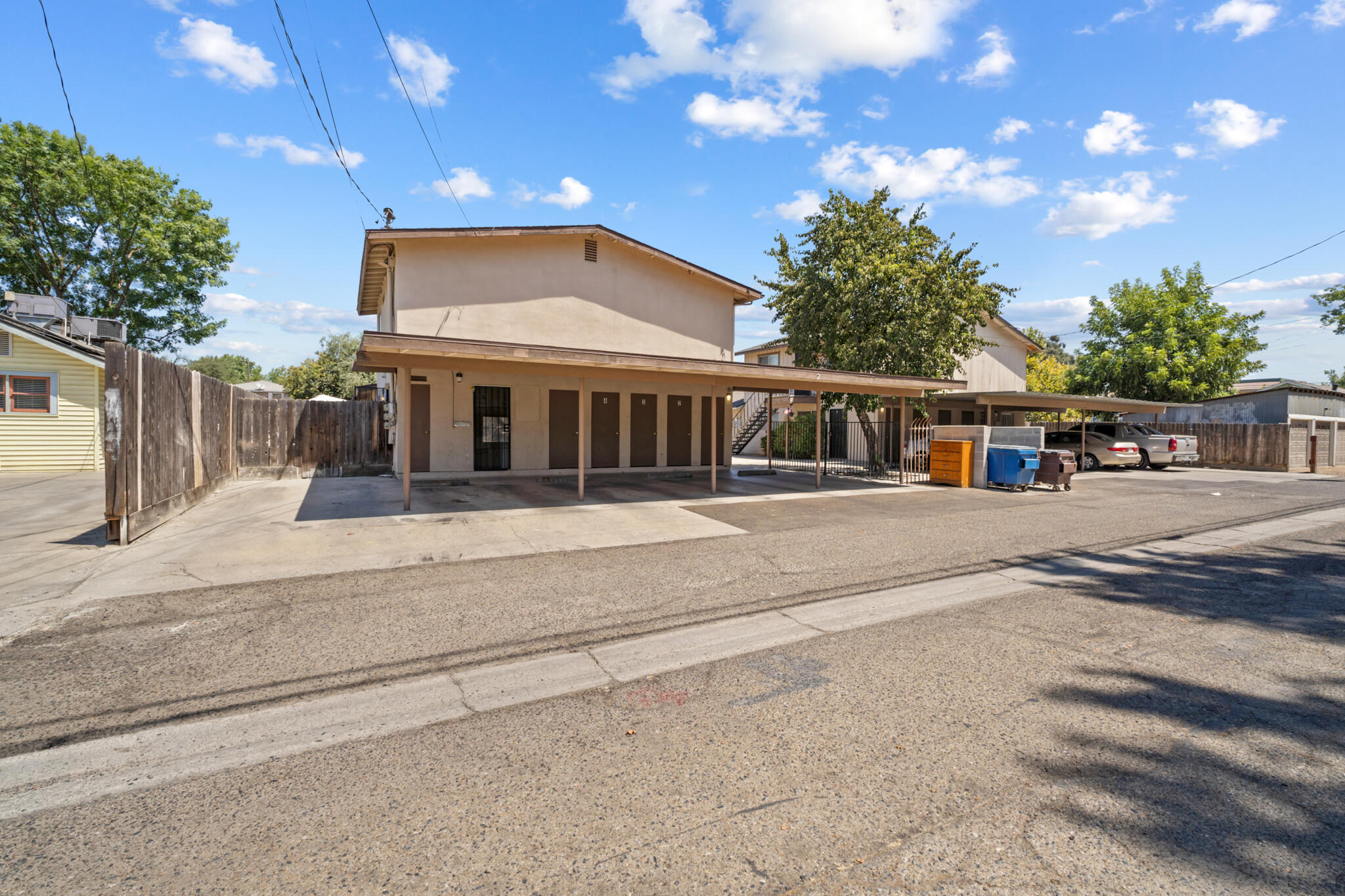 915 W Oak Avenue