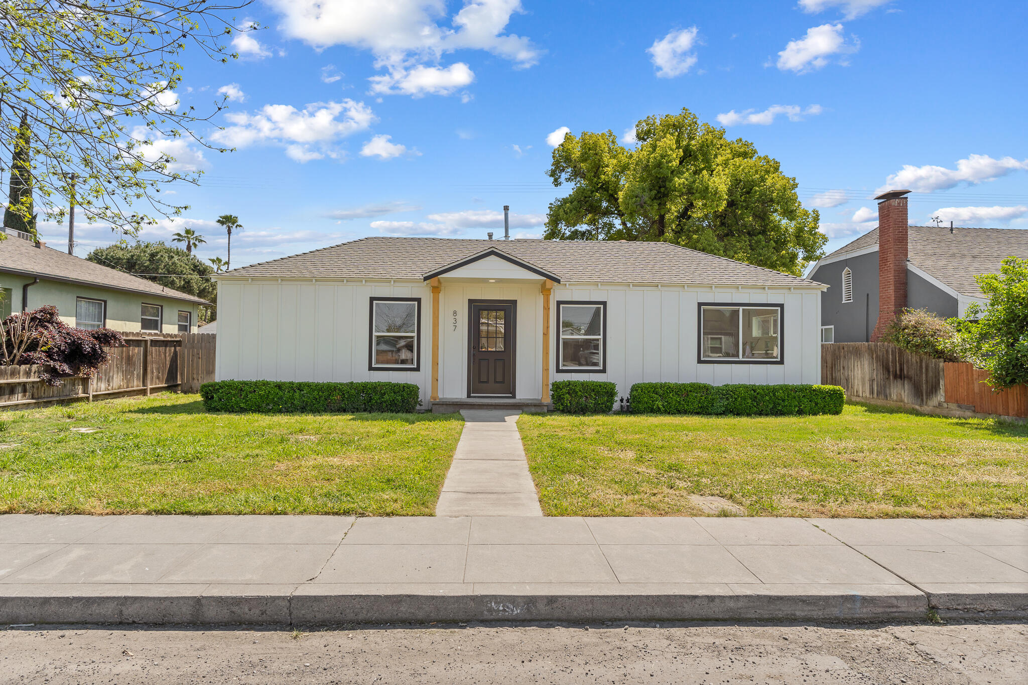 837 E Apricot Avenue
