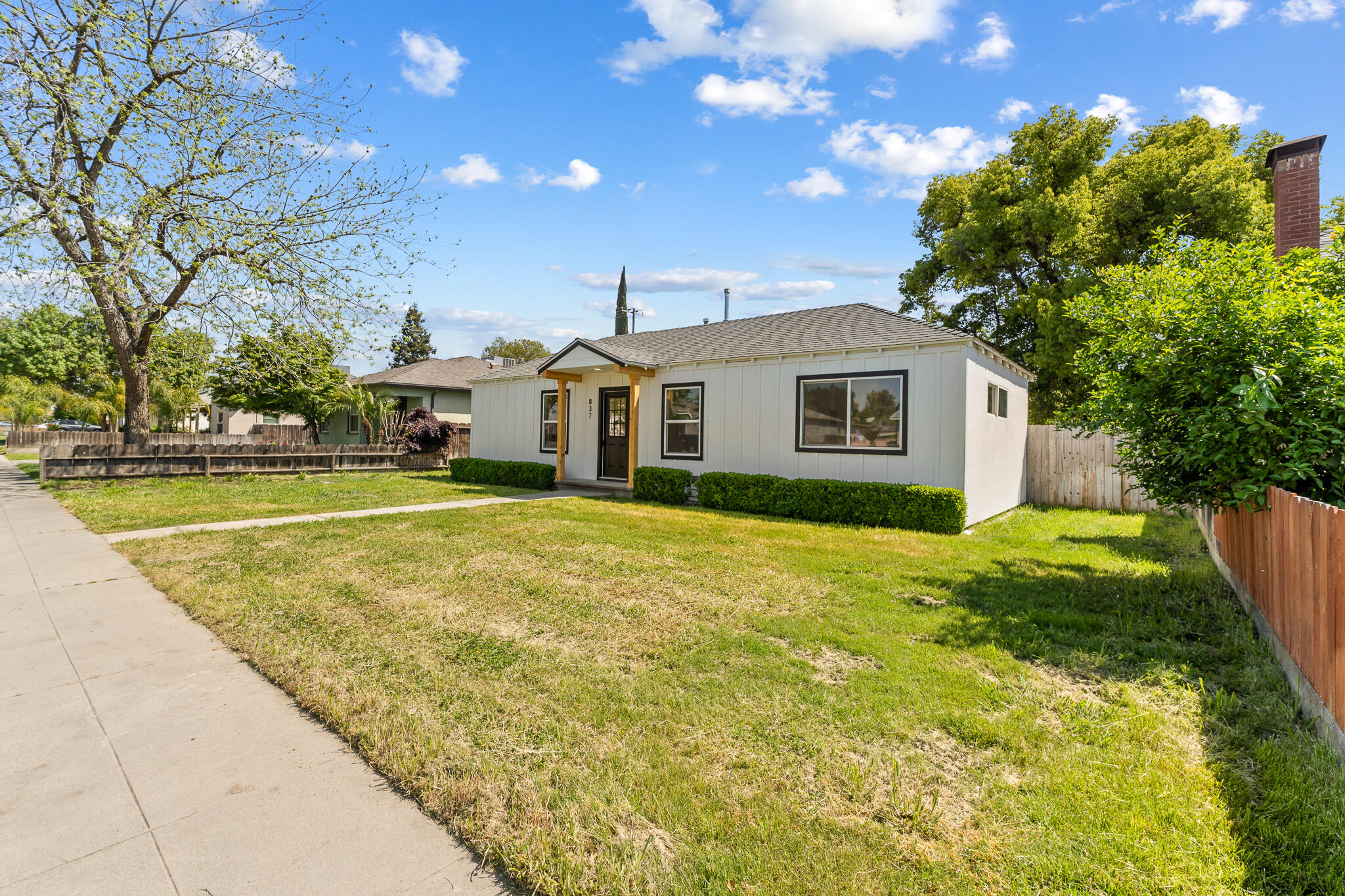 837 E Apricot Avenue