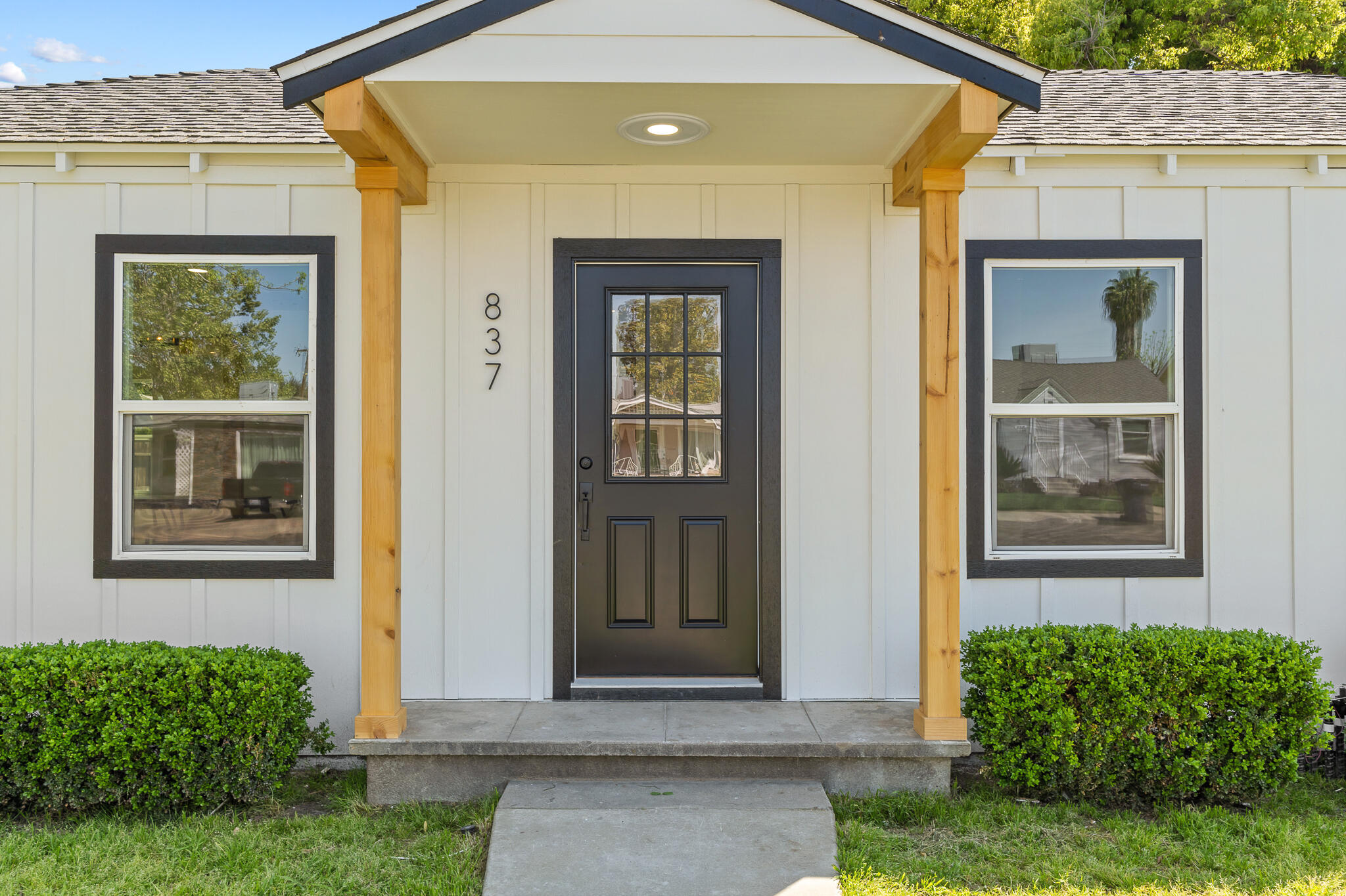 837 E Apricot Avenue