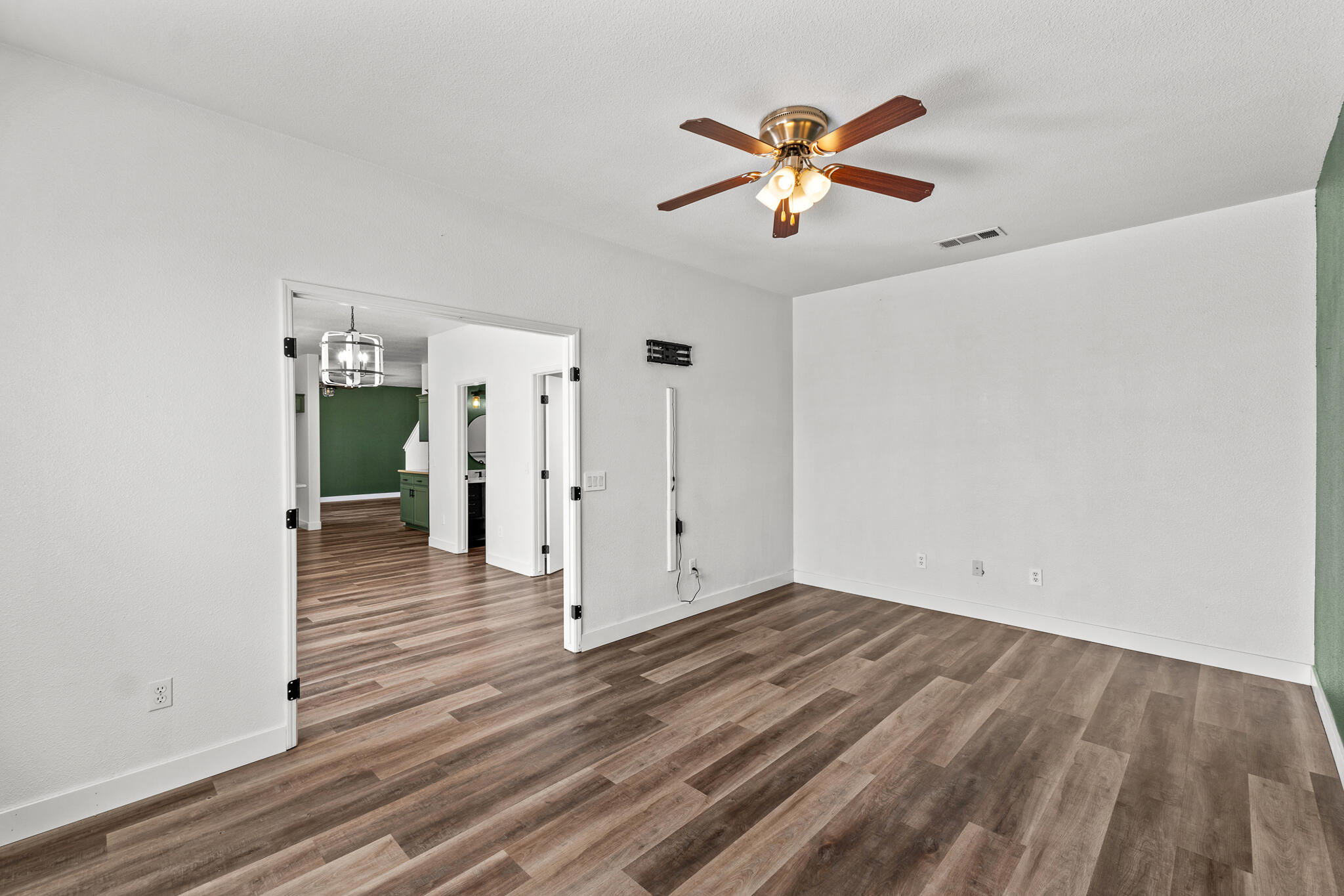 2223 E La Vida Avenue