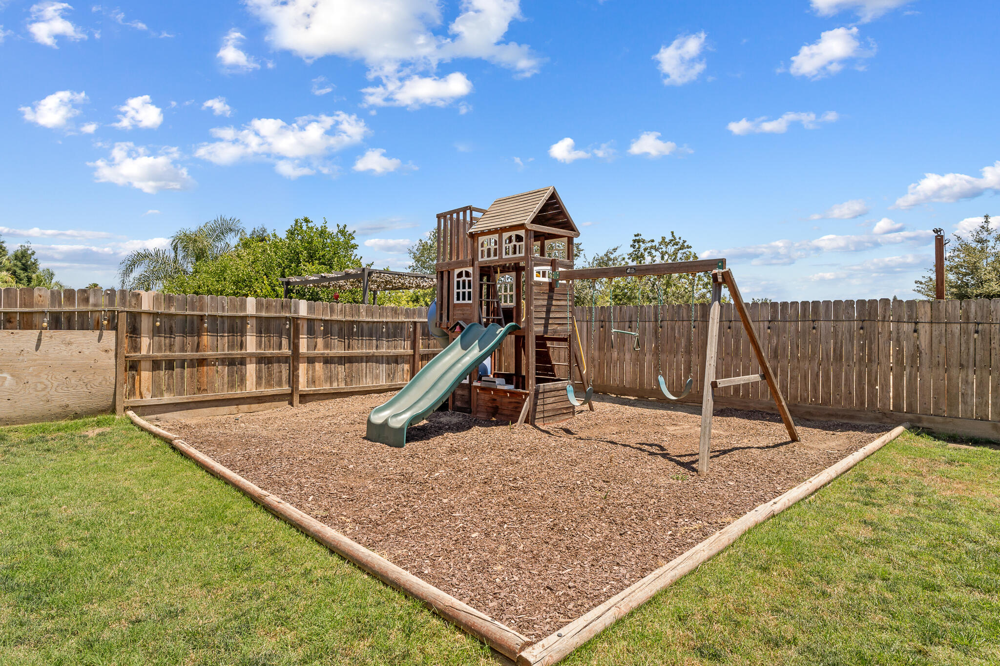 2223 E La Vida Avenue