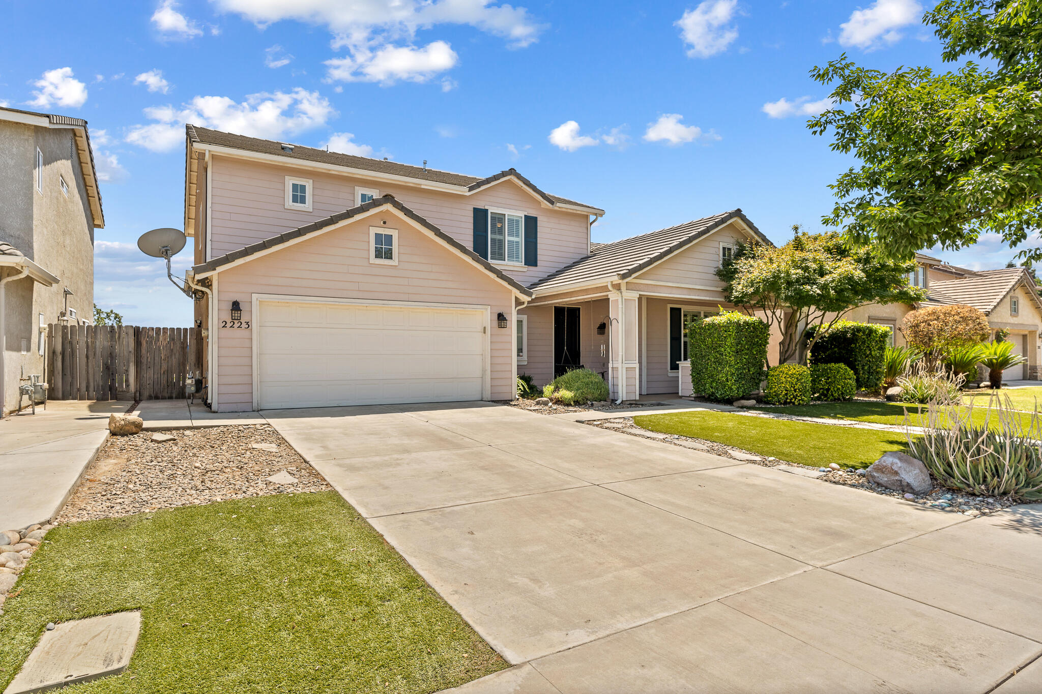2223 E La Vida Avenue