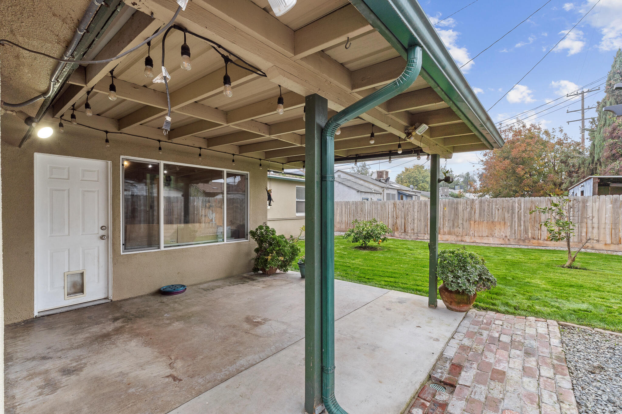 1052 E Apricot Avenue