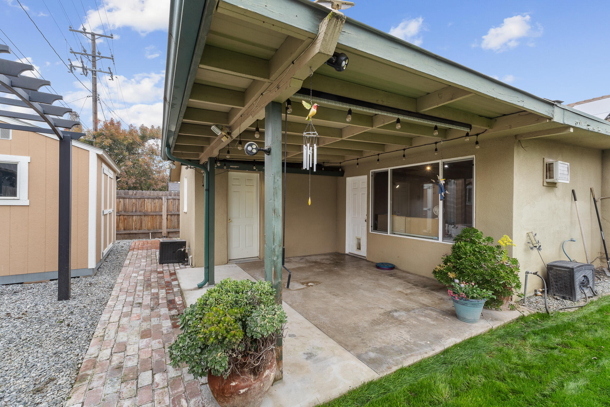 1052 E Apricot Avenue