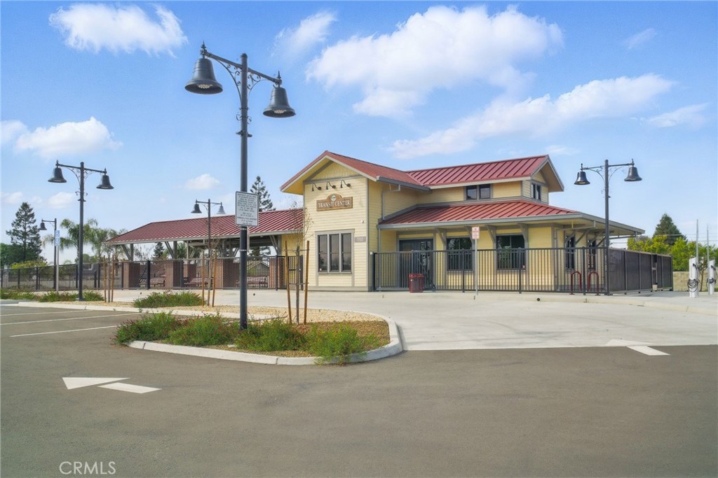 896 N Mariposa Avenue