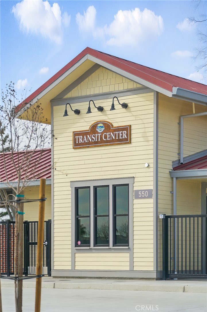 896 N Mariposa Avenue