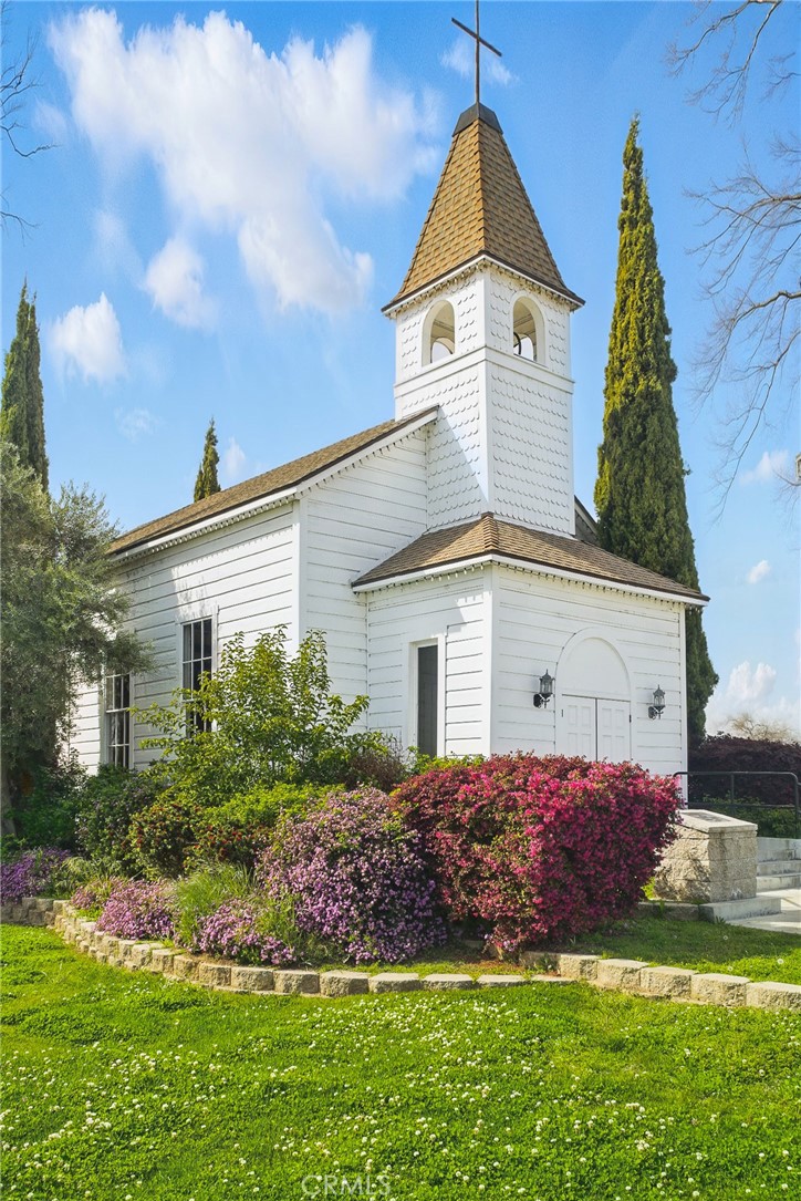 896 N Mariposa Avenue