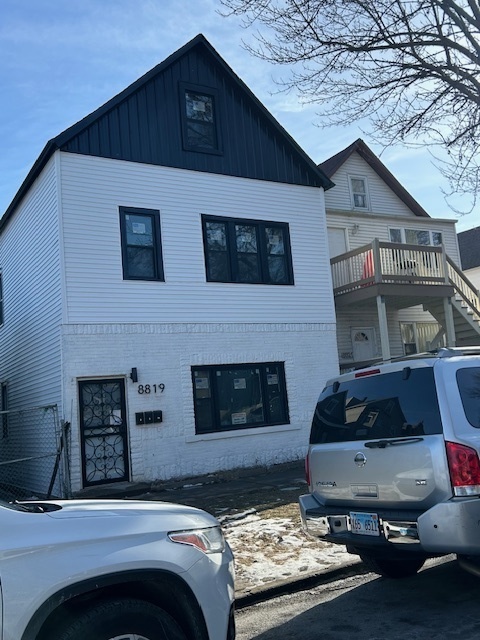 8819 S Escanaba Avenue Unit: 2