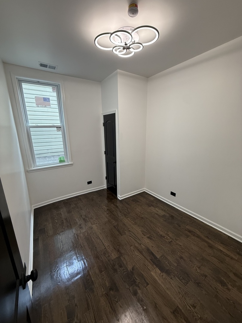 8819 S Escanaba Avenue Unit: 1