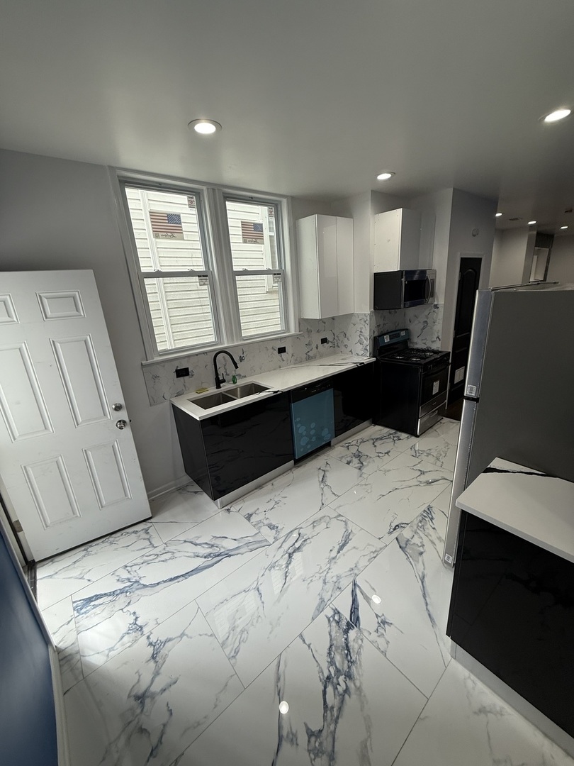 8819 S Escanaba Avenue Unit: 1