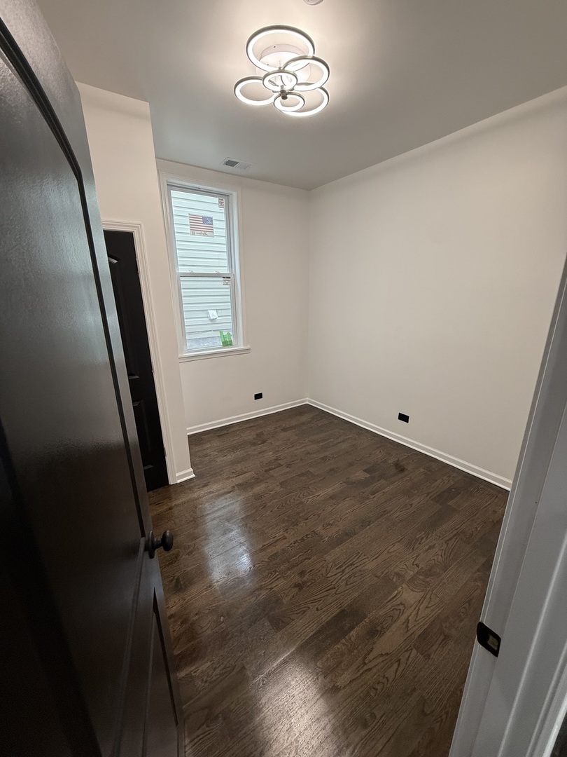 8819 S Escanaba Avenue Unit: 1