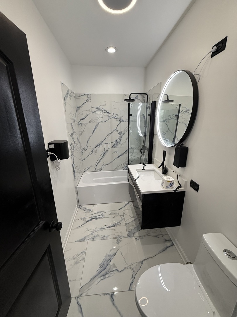 8819 S Escanaba Avenue Unit: 1
