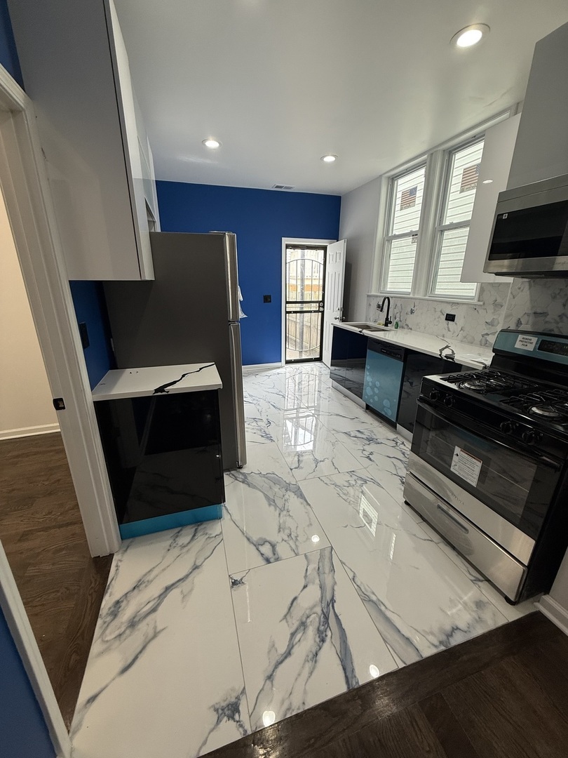 8819 S Escanaba Avenue Unit: 1