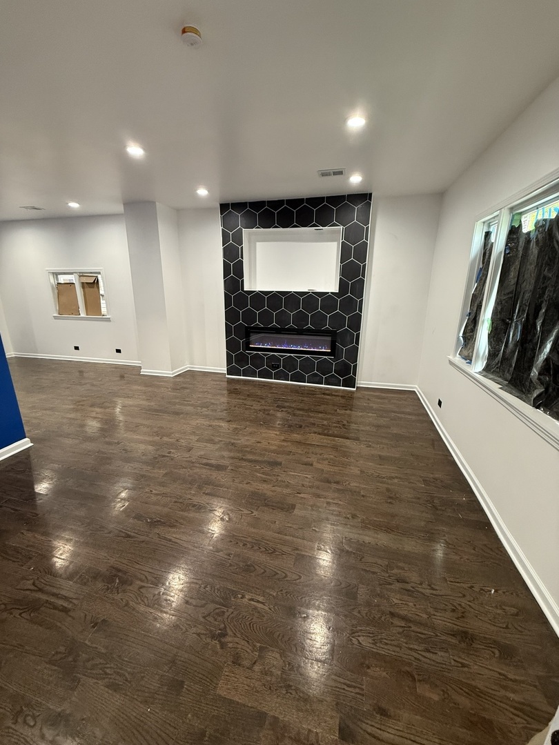 8819 S Escanaba Avenue Unit: 1