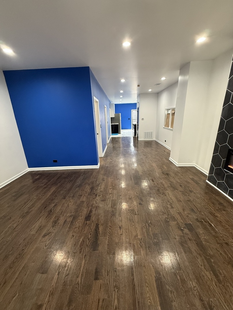 8819 S Escanaba Avenue Unit: 1