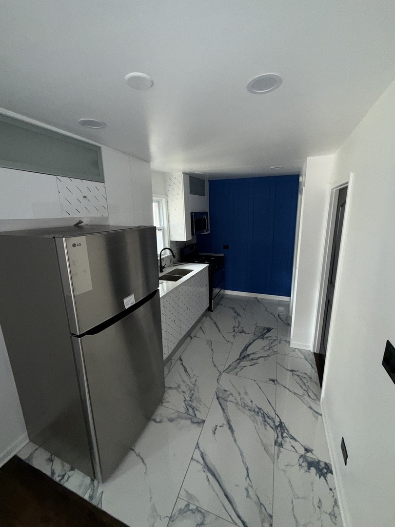 8819 S Escanaba Avenue Unit: COACH