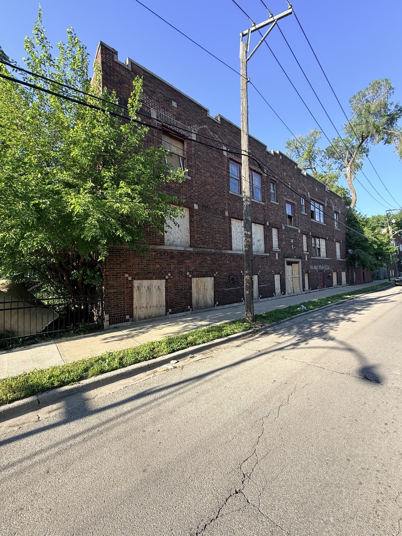 5124 W Kinzie Avenue