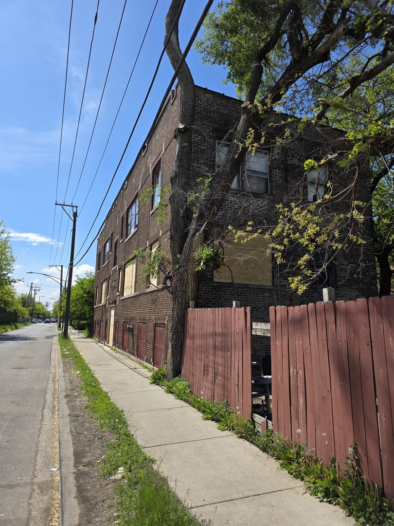 5124 W Kinzie Avenue