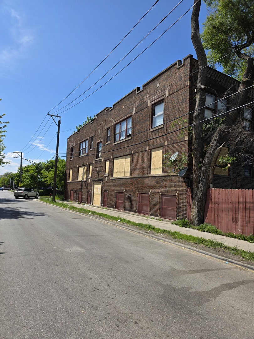 5124 W Kinzie Avenue