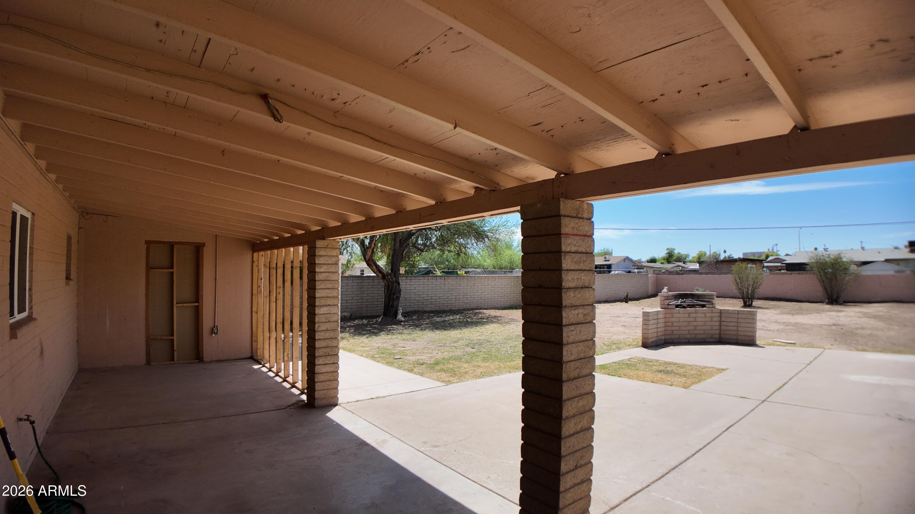 2327 E VICTORY Drive