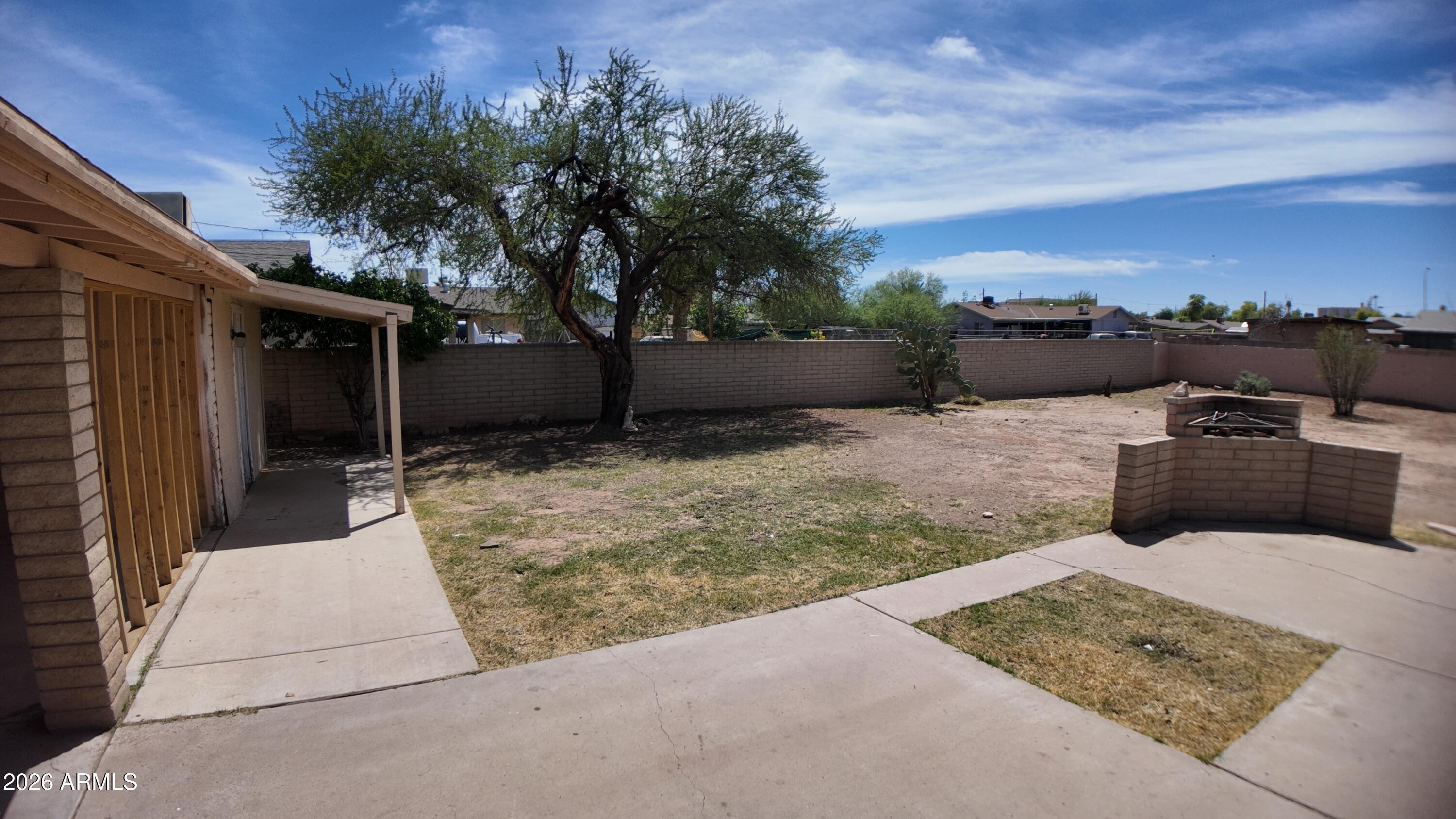 2327 E VICTORY Drive