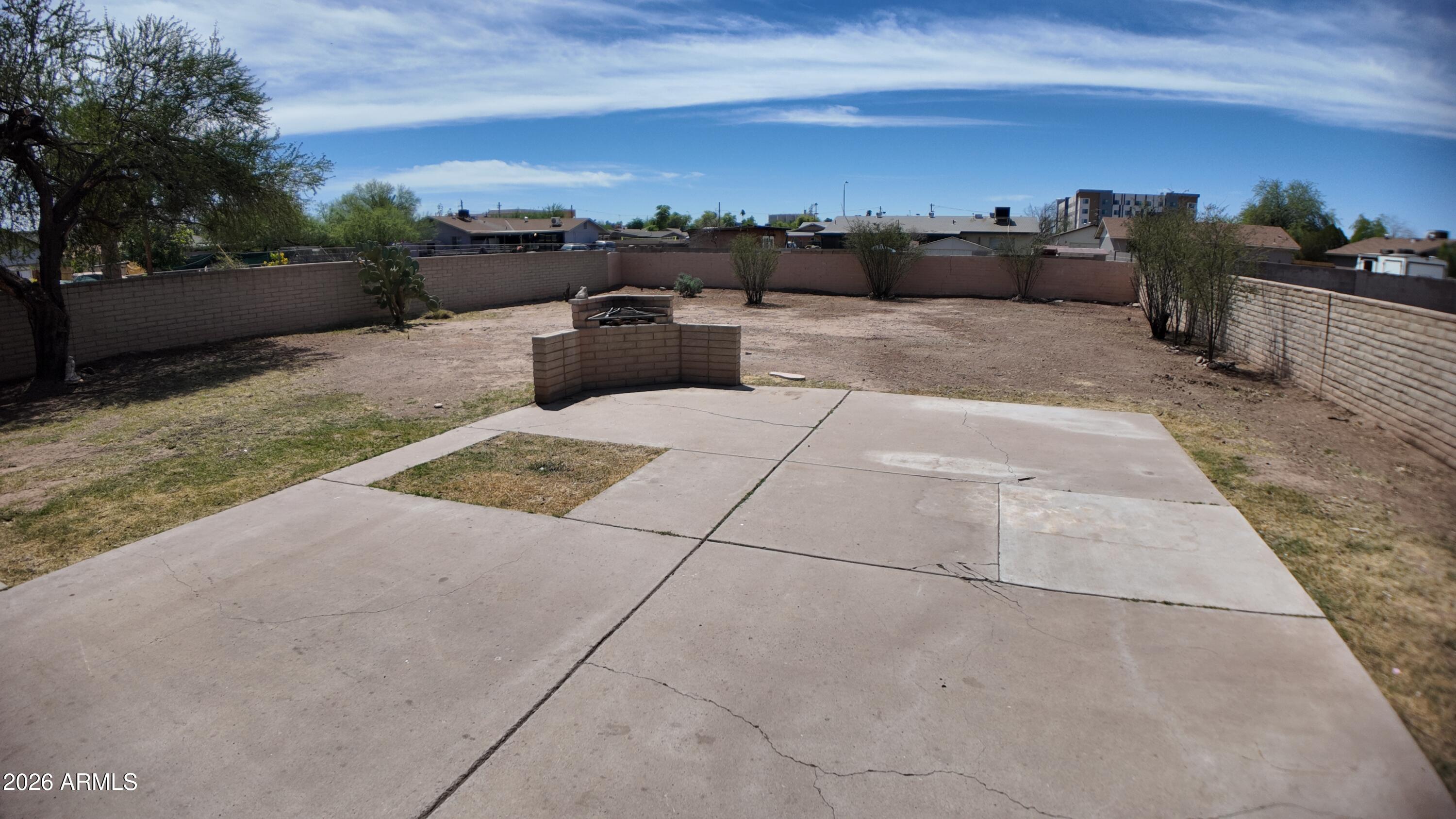 2327 E VICTORY Drive