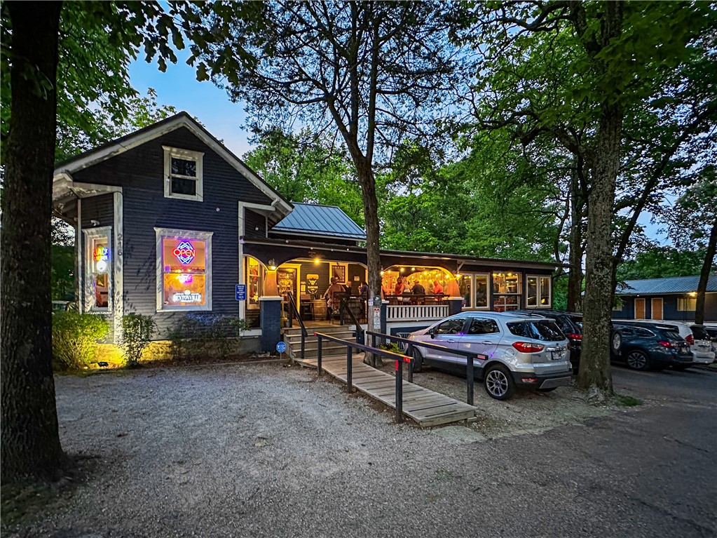 216 W Van Buren