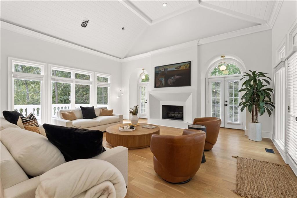 955 Tiverton Lane