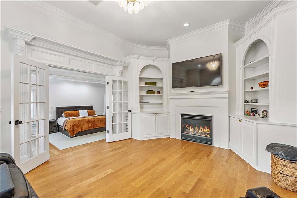 955 Tiverton Lane