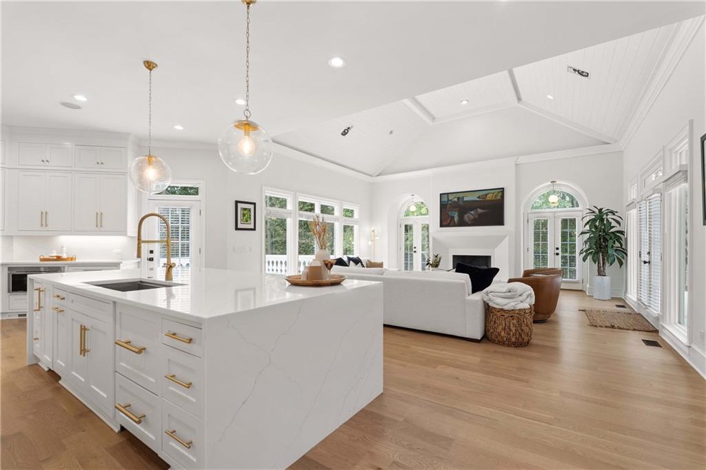 955 Tiverton Lane