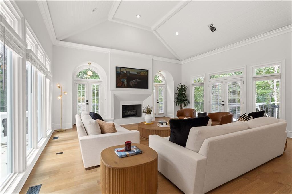 955 Tiverton Lane