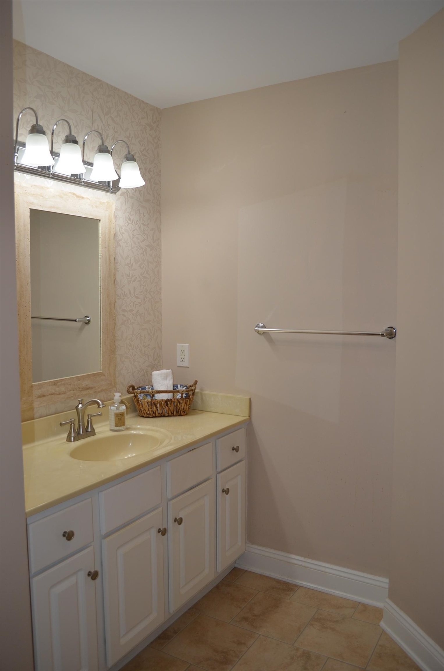 1410 N COALTER ST Unit: 101