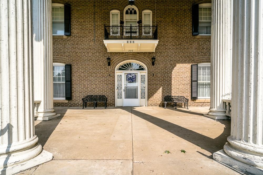 225 N MUHLENBERG ST